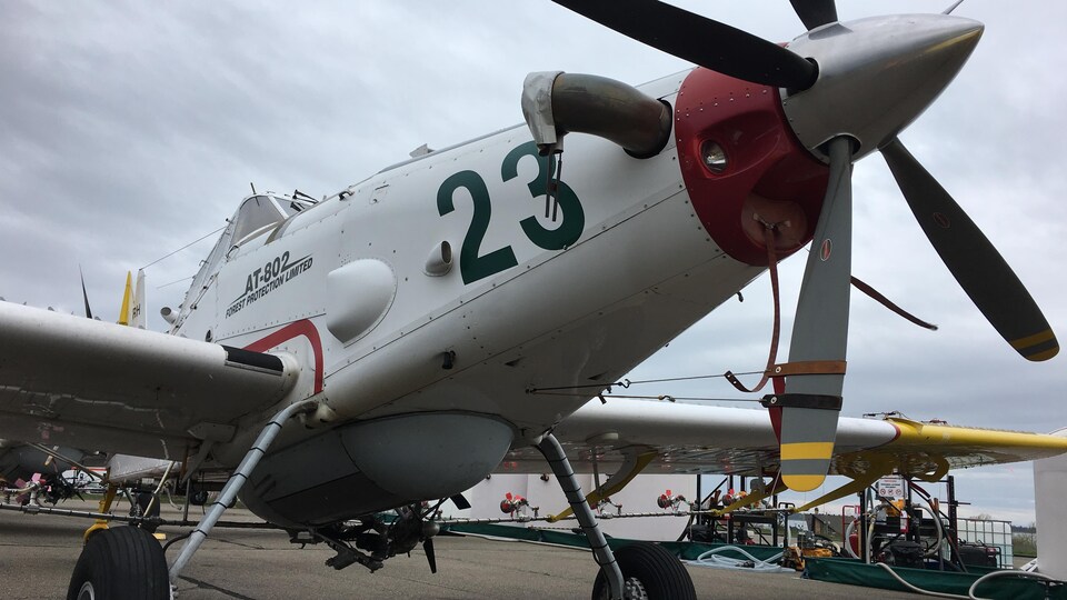 L'un des avions stationnés à l'aéroport de Rimouski et destinés à l'épandage des insecticides dans la lutte contre la tordeuse des bourgeons de l'épinette
