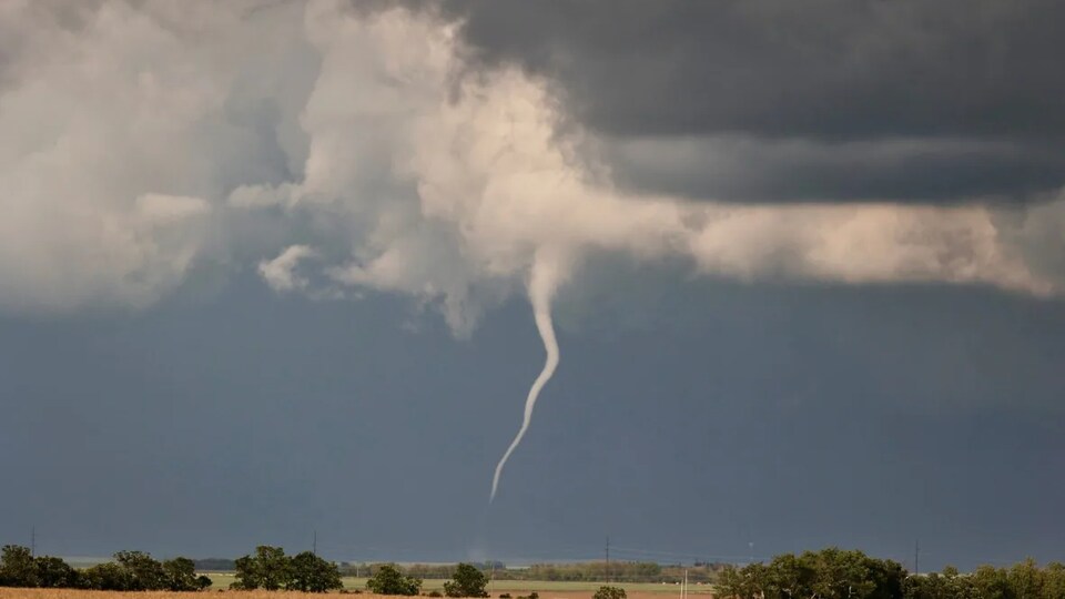 Une tornade a touché le sol près de Netley, au Manitoba, le 2 août 2022.