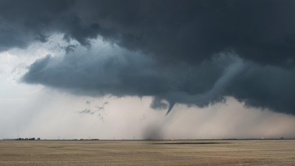 Une tornade en formation au sud de Regina, en Saskatchewan, le 27 mai 2023.