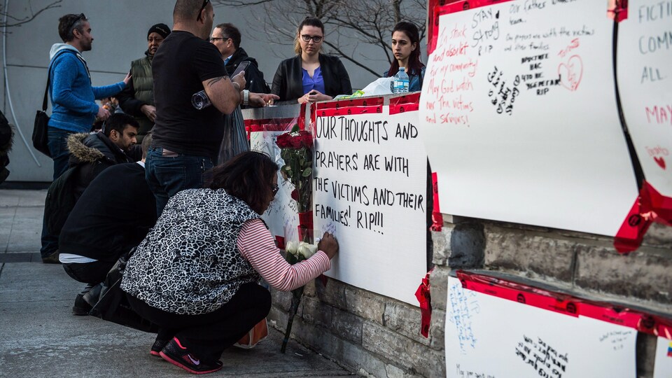 Des personnes écrivent un mot.