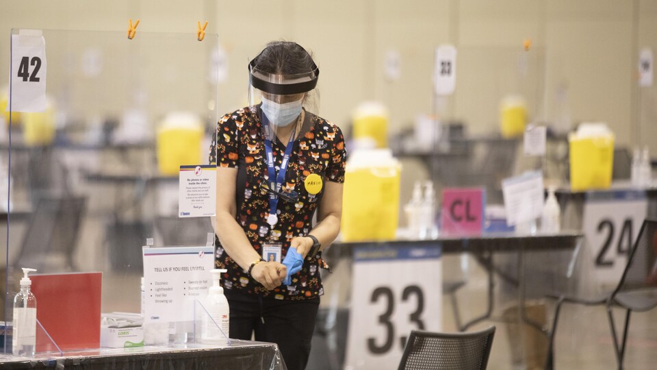Une employée d'un centre de vaccination de Toronto.