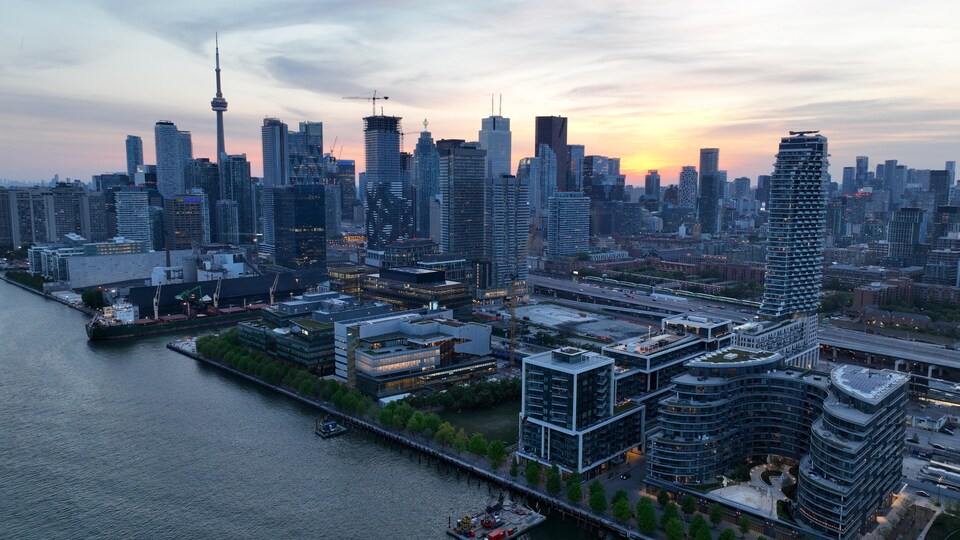 Vue aérienne du centre-ville de Toronto au coucher du soleil.