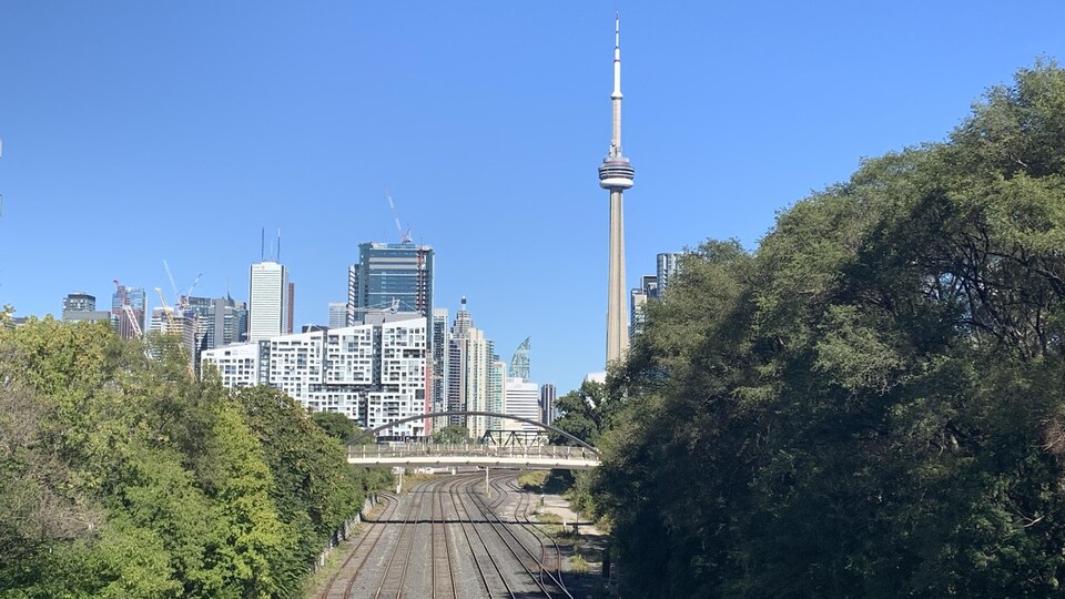 Un corridor ferroviaire qui se dirige vers le centre-ville de Toronto et la Tour CN.