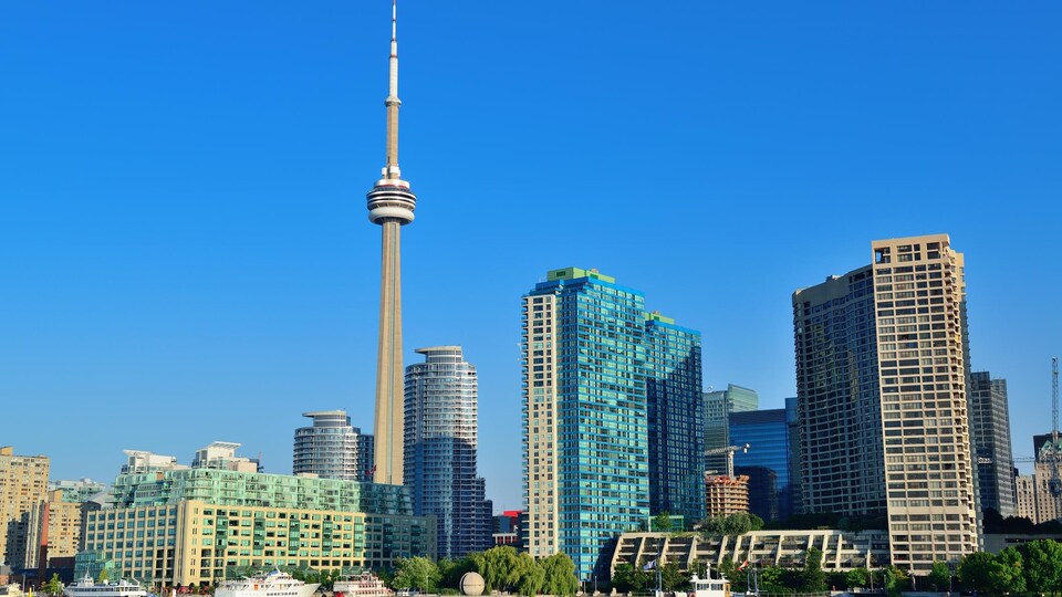 Une vue du centre-ville de Toronto, avec la tour du CN, au centre.