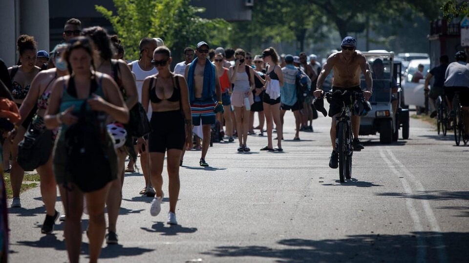 Des Torontois faisant la queue en plein soleil.