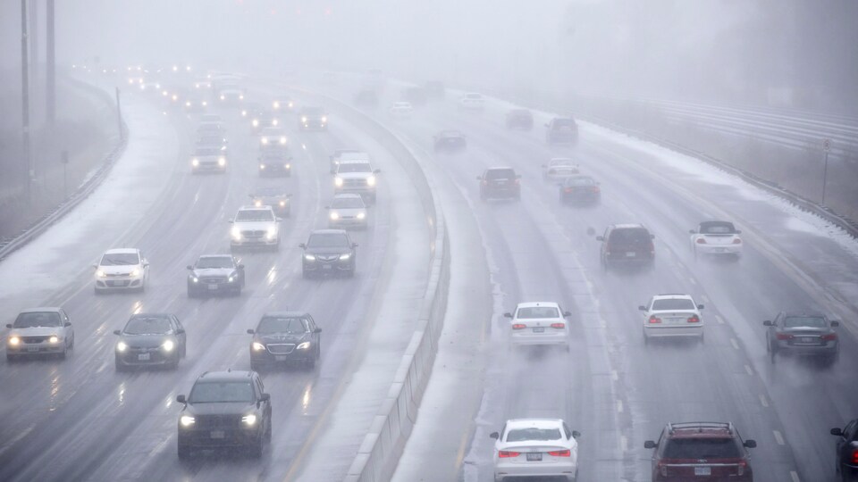 Circulation sur Lakeshore Drive à Toronto.