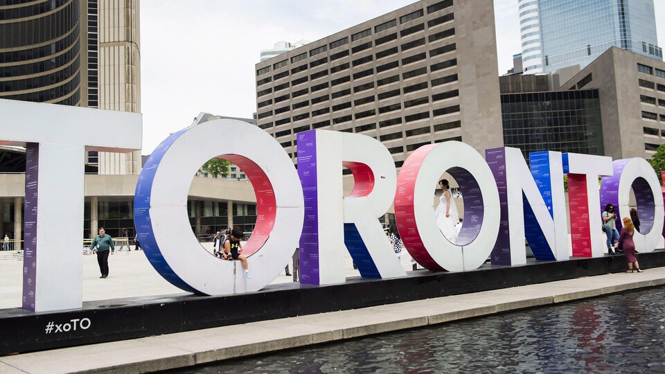 Vue de la place de l'hôtel de ville et de l'enseigne aux lettres géantes de Toronto.
