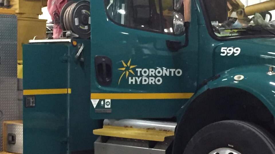 Un camion d'Hydro Toronto.