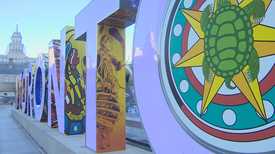 Les lettres de l'enseigne Toronto devant la mairie de la Ville sont décorées de motifs et d'images autochtones.