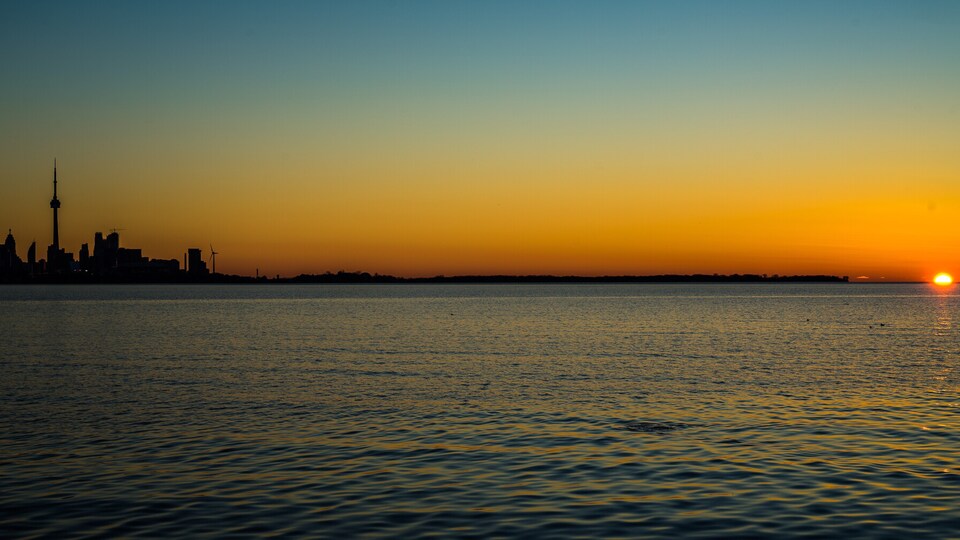Un lever de soleil sur Toronto.