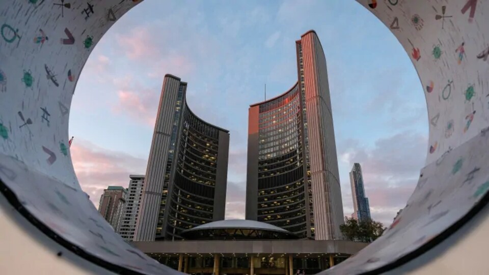 L'hôtel de ville de Toronto, vu du sol à travers une structure en forme de cercle.