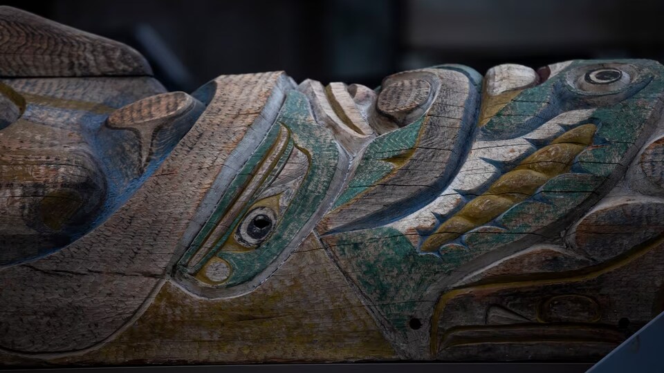 Le totem placé sur son dos après avoir été retiré du Musée royal de la Colombie-Britannique.