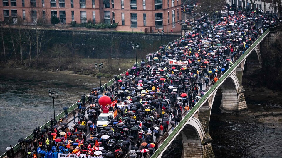 Un pont rempli envahi de manifestants.