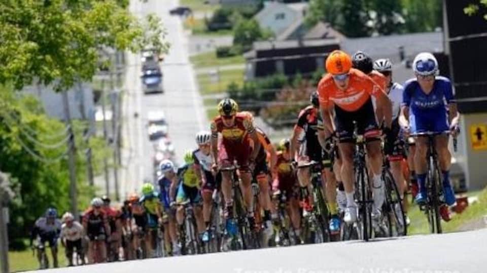 Des cyclistes dans une montée lors du Tour de Beauce