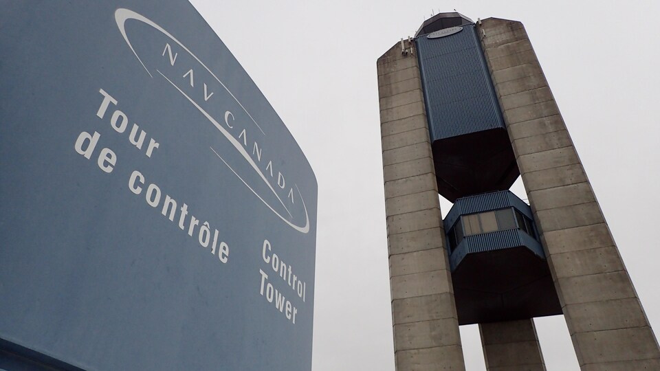 Le poste de contrôle est situé tout en haut de la tour.