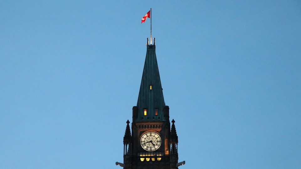 La tour de la Paix du parlement canadien, à Ottawa, en début de soirée. 