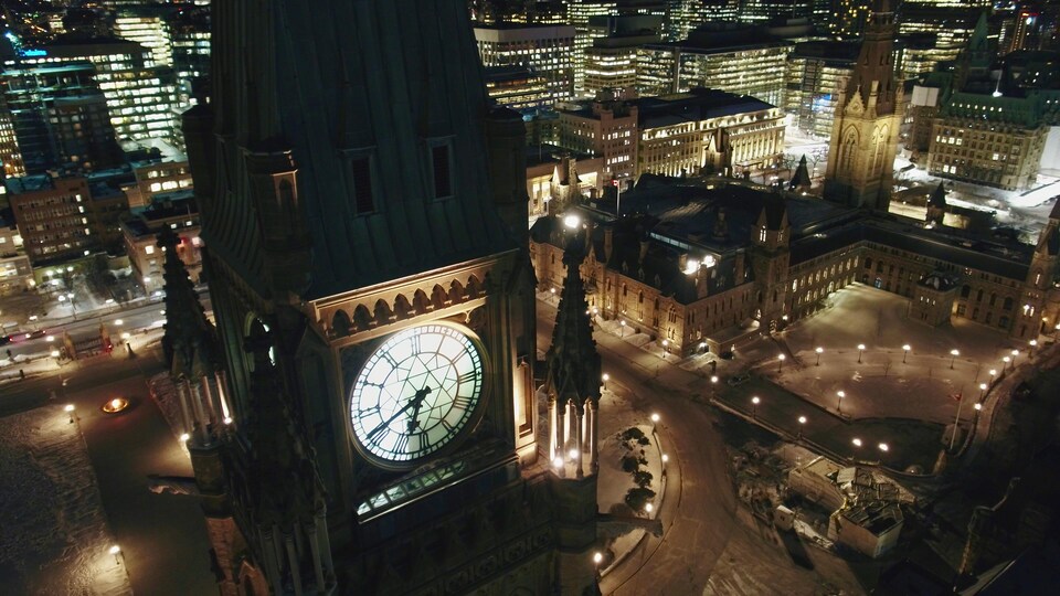 La tour de la Paix du Parlement du Canada, en soirée.