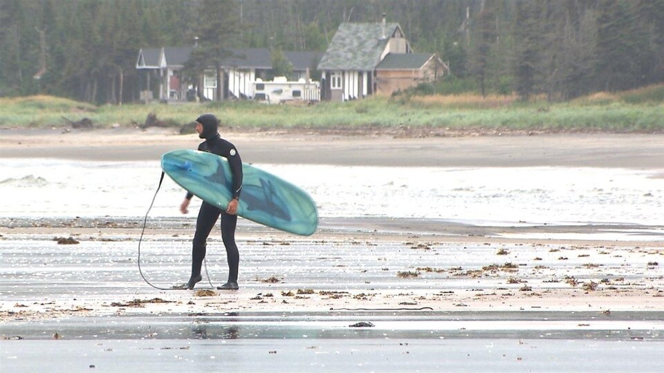 Les nombreuses plages de la Côte-Nord se prêtent à la planche de surf.