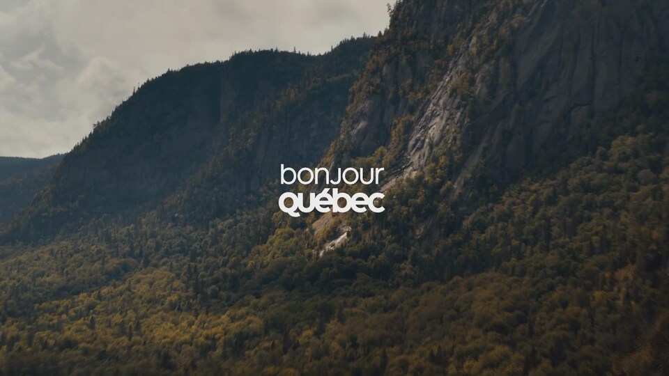 Le slogan Bonjour Québec sur un fond de montagne