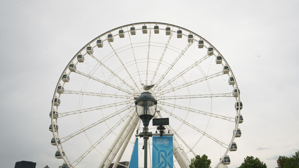 La Grande roue de Montréal dans le Vieux-Port de Montréal.