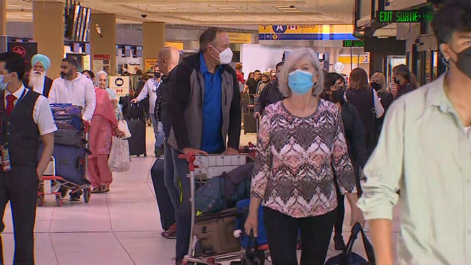 Des voyageurs à l'aéroport de Calgary.