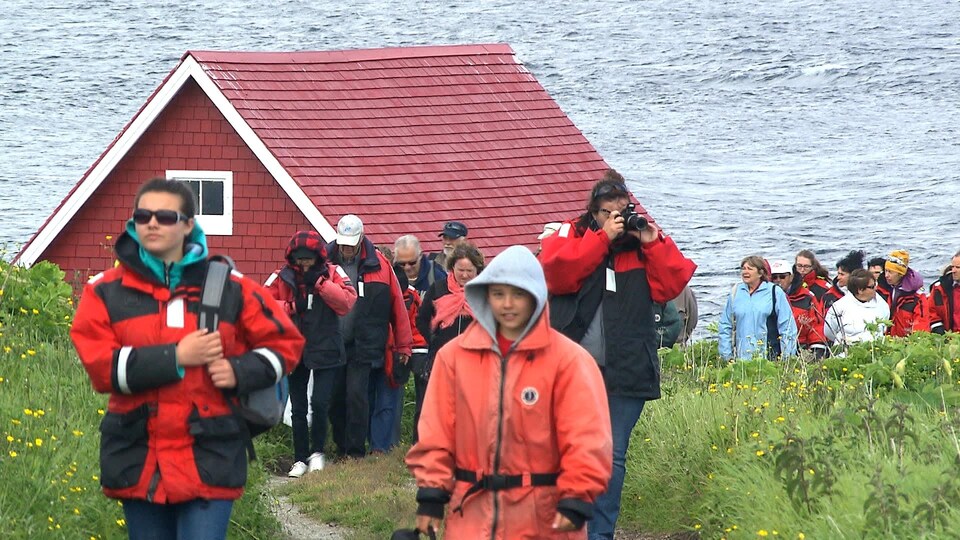 Des touristes marchent et prennent des photos