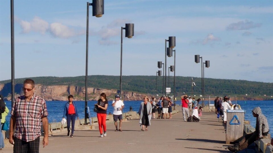 Touristes sur le quai de Percé.