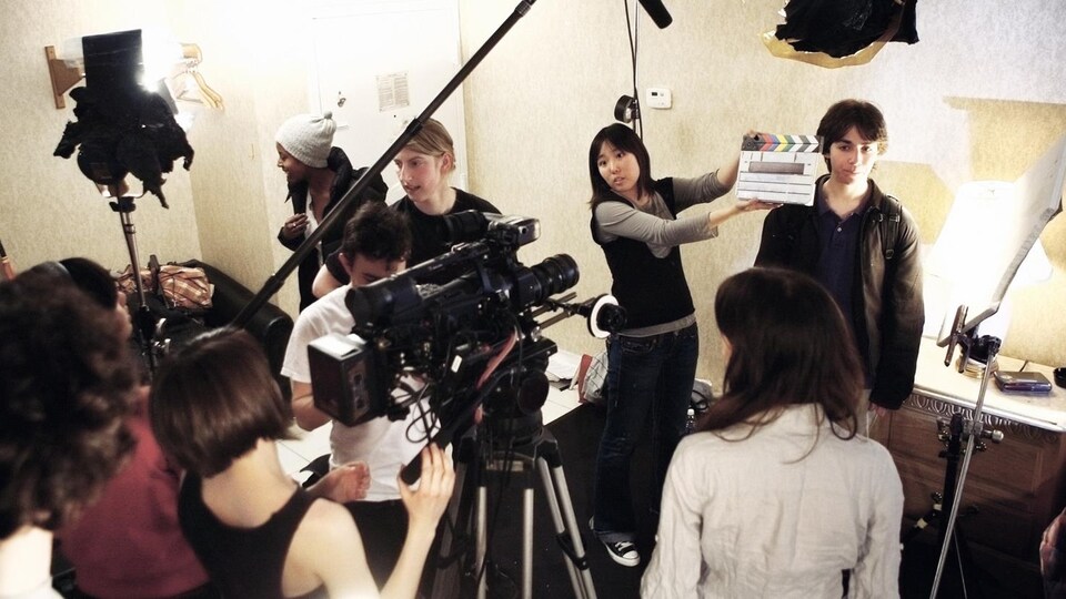 Des gens travaillent sur un plateau de tournage.