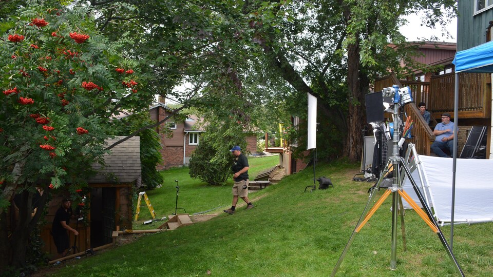 Un site de tournage dans a cour arrière d'une maison à Sudbury