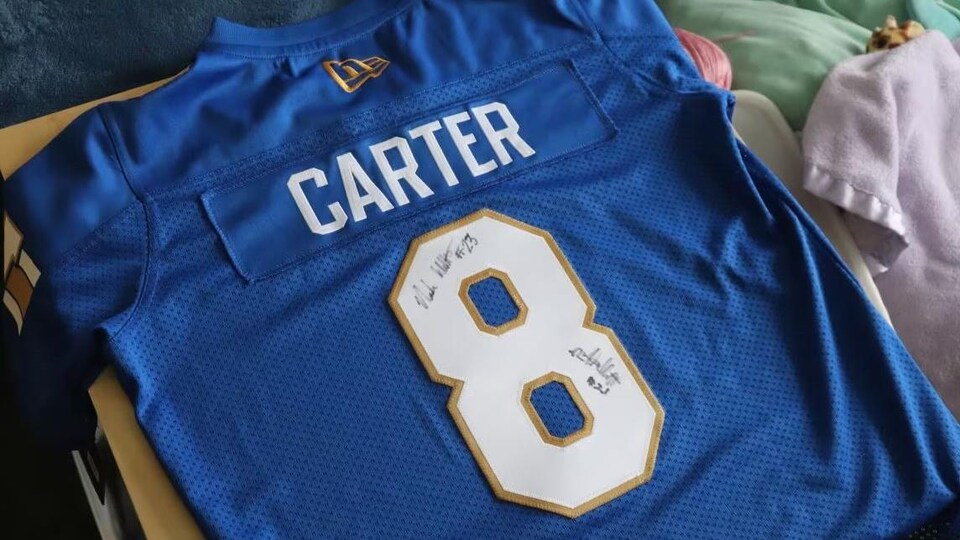 Un chandail des Blue Bombers de Winnipeg avec le nom « Carter » à l'endos.