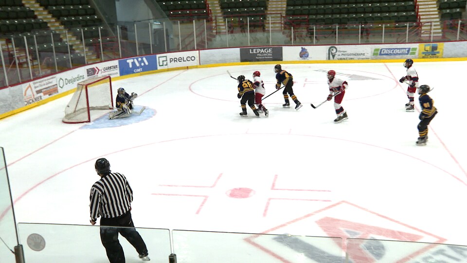 De jeunes joueurs sur une patinoire de Rivière-du-Loup.