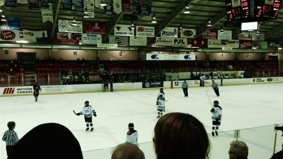 Des spectateurs assistent à une partie de hockey à l'aréna Conrad-Parent à Sept-Îles.