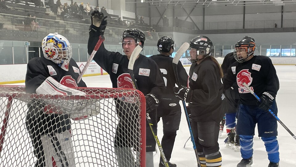 Des joueurs lors d'un tournoi amical de hockey visant à favoriser l'inclusion et la diversité organisé à Winnipeg le 5 février 2023.