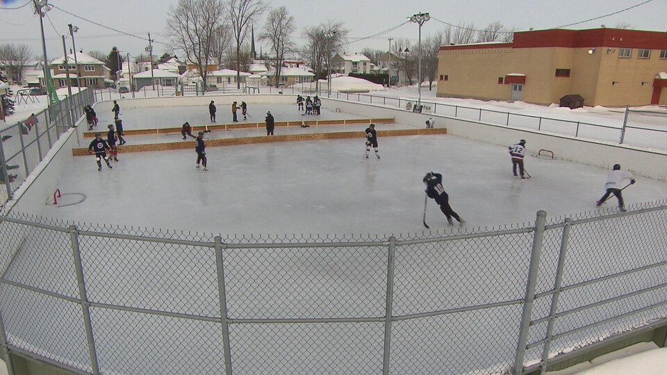 Saguenay Estime Qu Une Patinoire Exterieure Divisee En Deux Peut Accueillir 16 Joueurs Coronavirus Radio Canada Ca