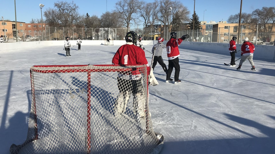 Des joueurs de l'équipe de hockey de l'Université de Saint-Boniface, Les Rouges.