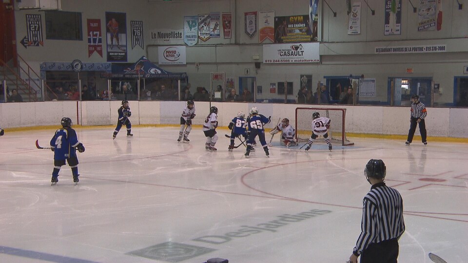 Des jeunes joueurs de hockey au cours d'une partie.