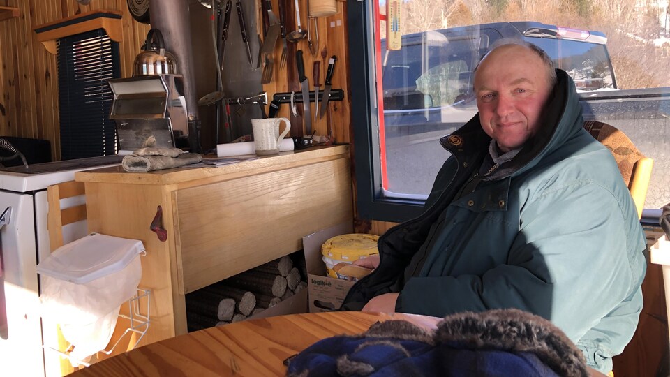 Pierre Grenier dans sa cabane de pêche. 