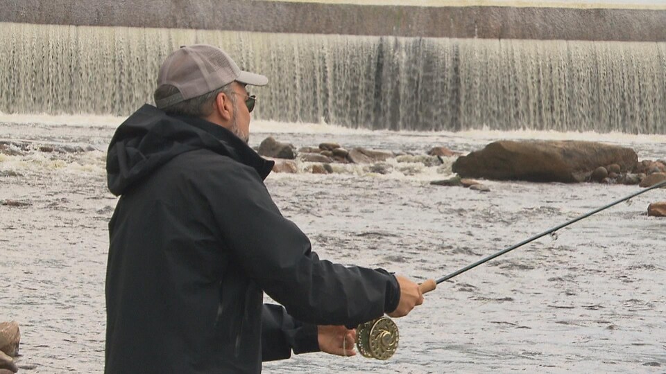 Un pêcheur sur le bord de la Rivière-à-Mars
