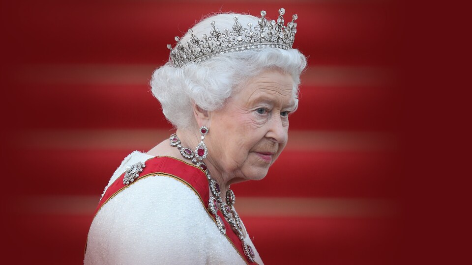 La reine Élisabeth II devant un fond rouge