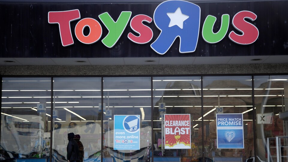 Une personne marche devant un magasin Toys R Us à Wayne, au New Jersey. L’entreprise Fairfax Financial Holding vient de déposer une offre pour racheter les activités canadiennes du détaillant en faillite.