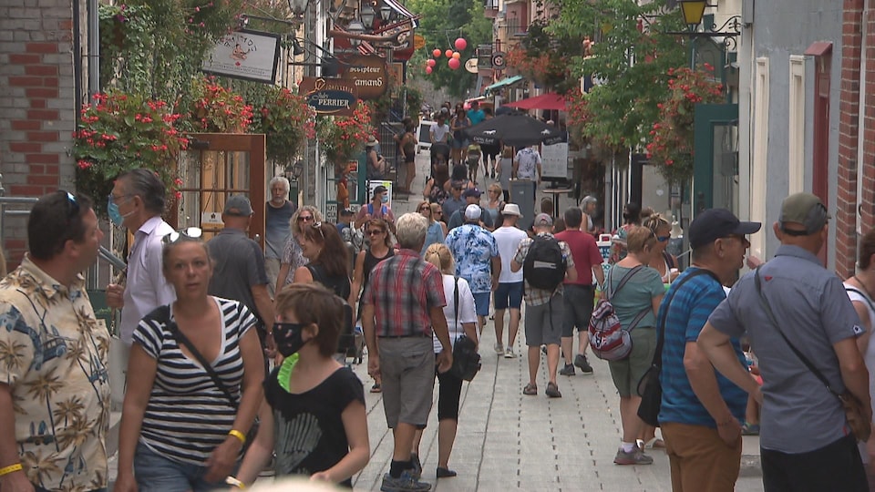 Des touristes dans le Petit Champlain à Québec.