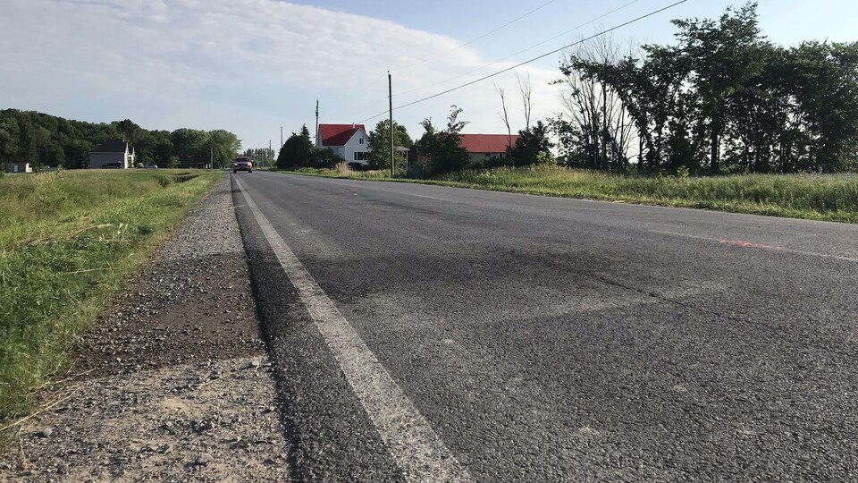 Une route de campagne déserte.