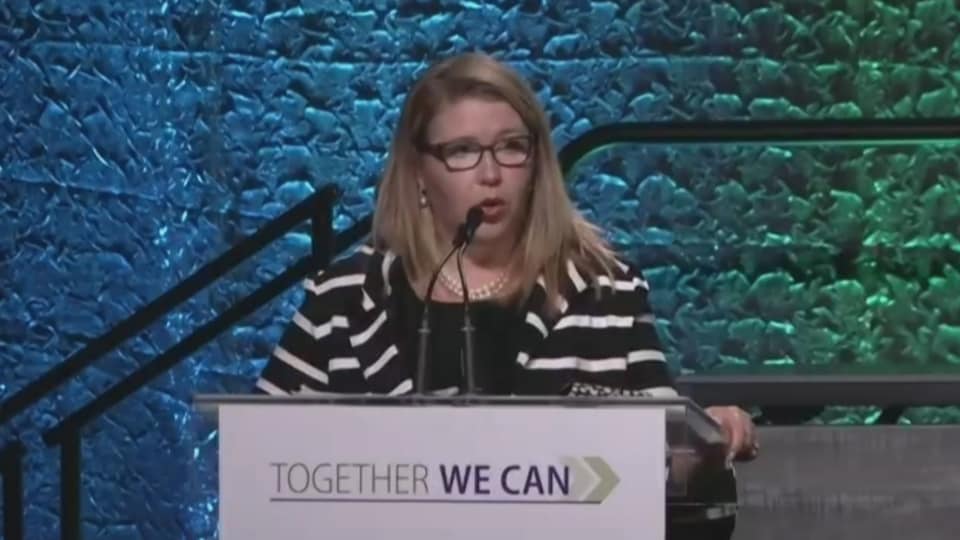 Tracy Allard s'adresse aux municipalités derrière un podium.
