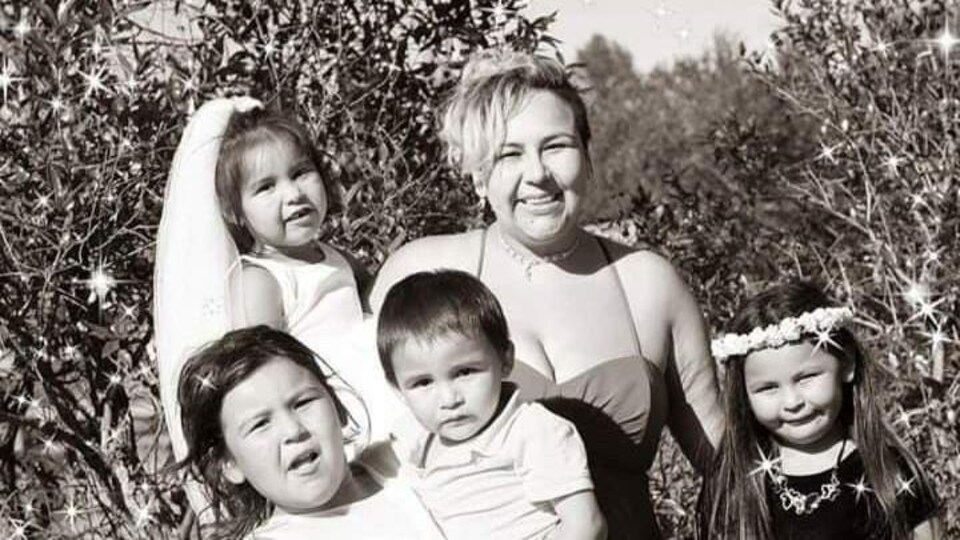 Tracy Heather Mapachee avec ses quatre enfants.