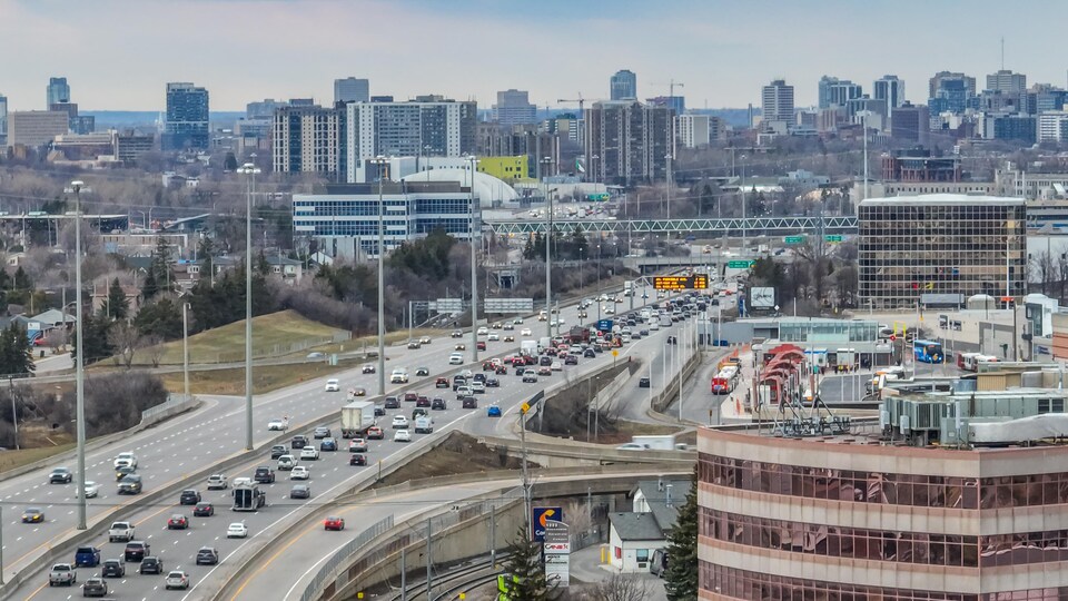 Des voitures circulent entre Ottawa et Gatineau.