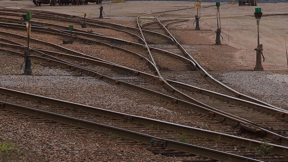 Des sections de rails de chemin de fer dans une cours de triage de Baie-Comeau.