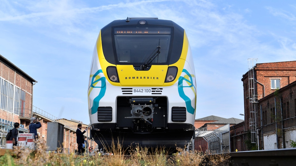 Un train sur lequel il est écrit « Bombardier ».