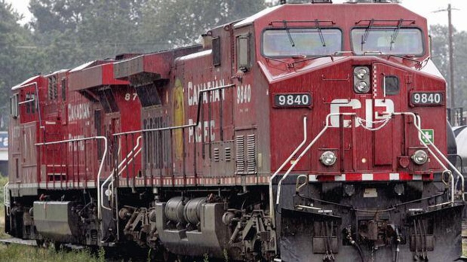 Une locomotive rouge inscrit CP en blanc. 