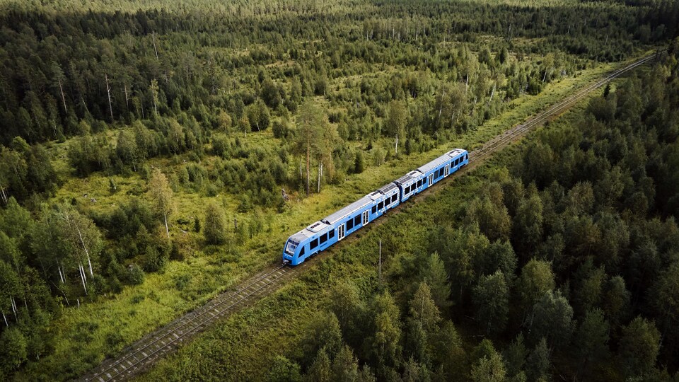 Une maquette 3d du train Coradia iLint qui circule sur les rails en été. 