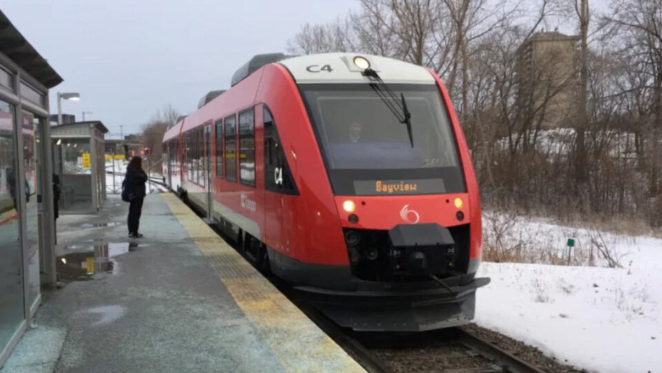 Un train léger d'Ottawa à la station Bayview en hiver.
